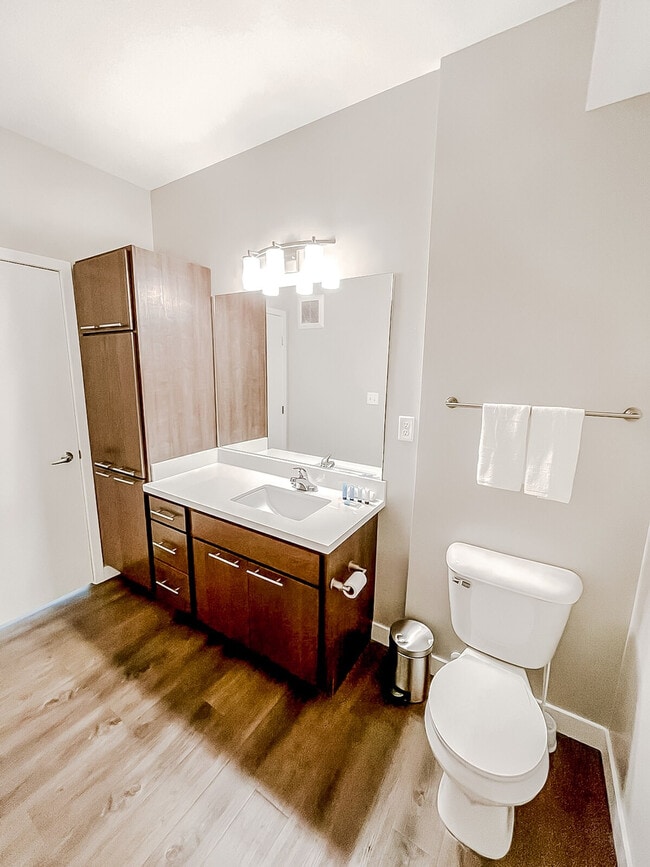 Building Photo - 1400 E Walnut St