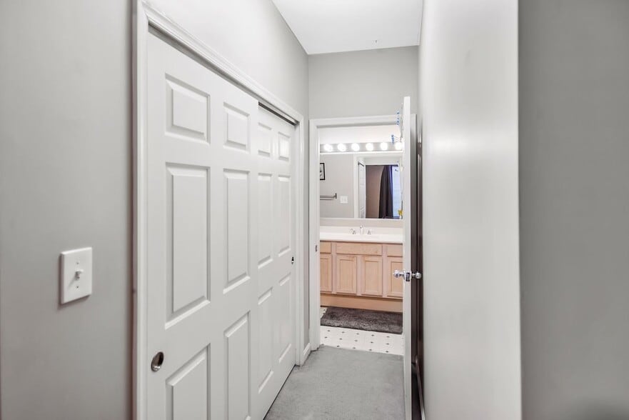 Building Photo - 5003 Hollington Dr