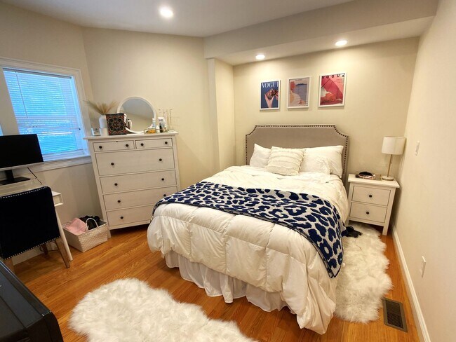 Building Photo - Awesome 4 bed 2 bath in Somerville... Don't miss out!!
