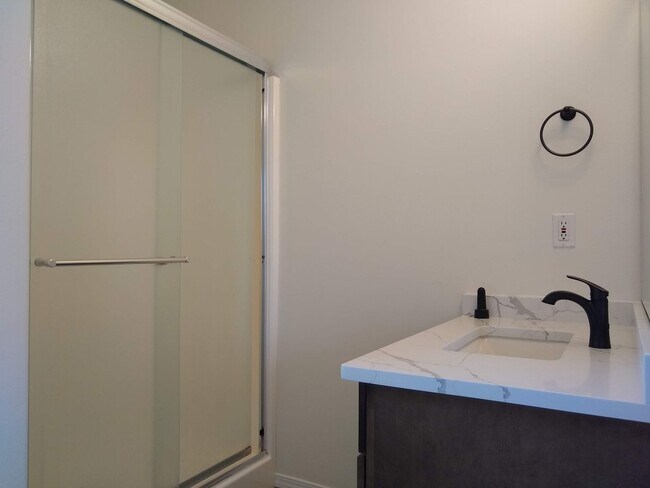Building Photo - Application Pending - 3 Bedroom House in t...