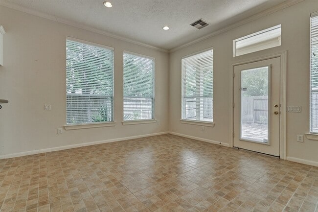 Building Photo - 118 Robindale Cir