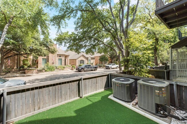 Building Photo - 5990 Lindenshire Ln