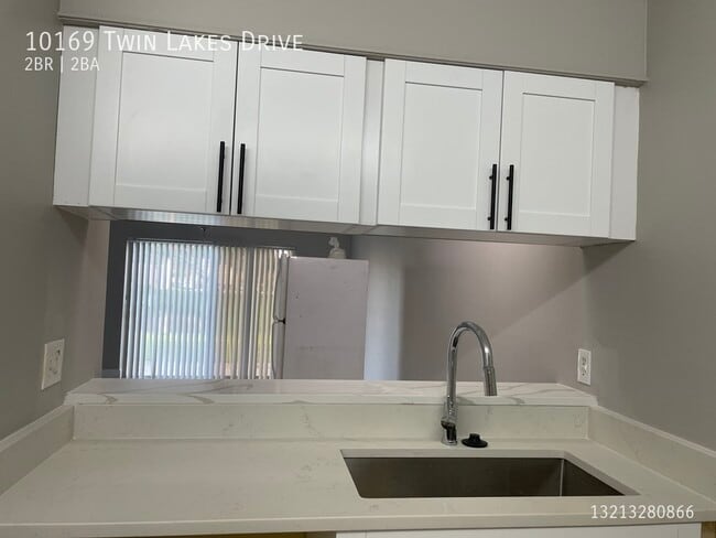 Building Photo - 10169 Twin Lakes Dr