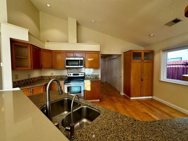 Building Photo - Single Story Court location