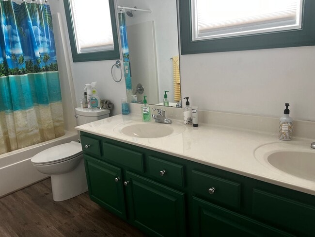 Building Photo - One Level Home in New London