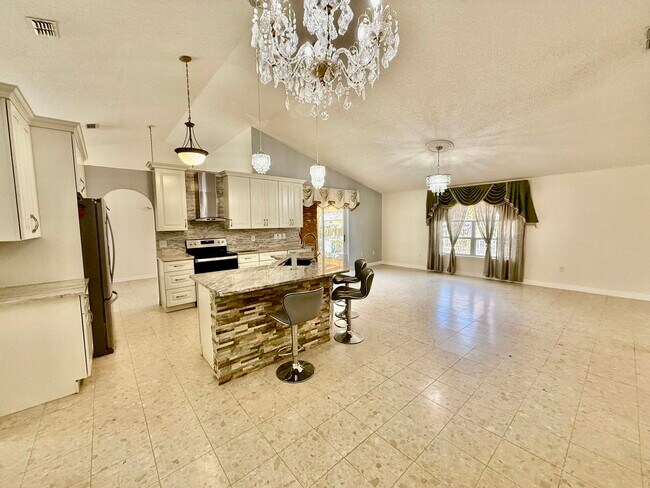 Building Photo - 125 SW Donna Terrace