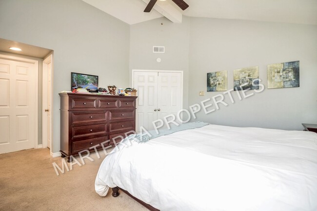 Building Photo - Spacious 4 Bedroom 2.5 Bath