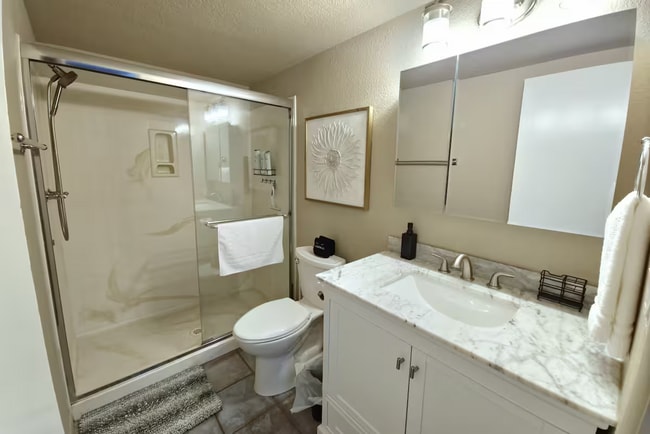 Building Photo - 2747 N Fairview Dr