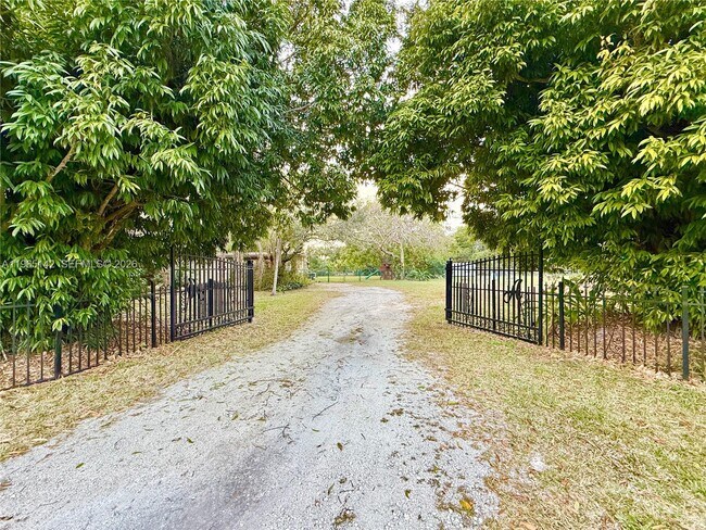 Building Photo - 1621 SW 117th Ave