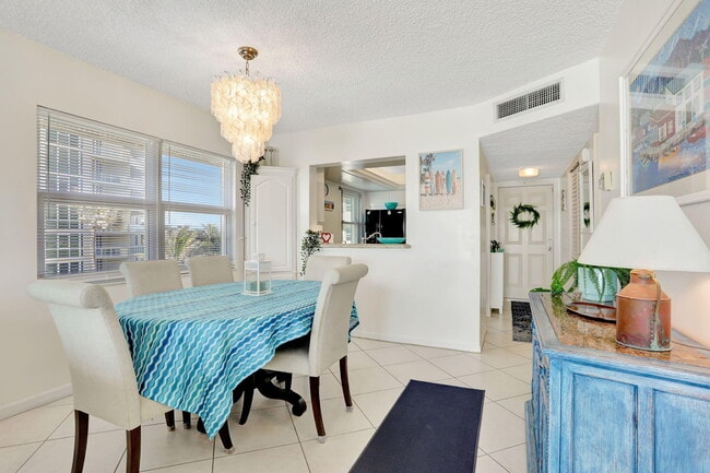 Building Photo - 1069 Hillsboro Mile