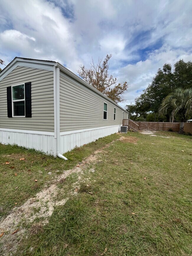 Building Photo - 4374 Loys Dr