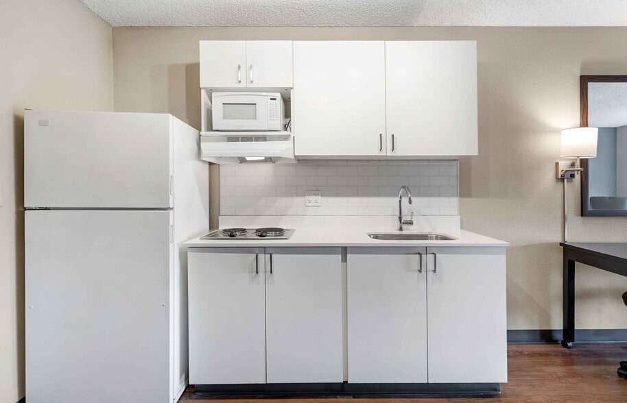 Building Photo - Furnished Studio-Union City - Dyer St.