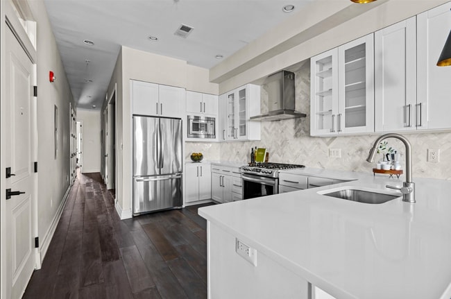 Building Photo - Beautiful 2 bed 2 bath plus den- Parking!!...