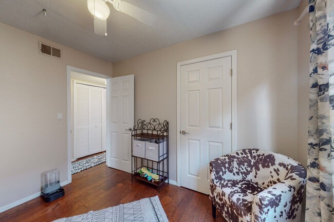 Building Photo - UNSER/LADERA 2 Bedroom  2 Bath  2 car gara...