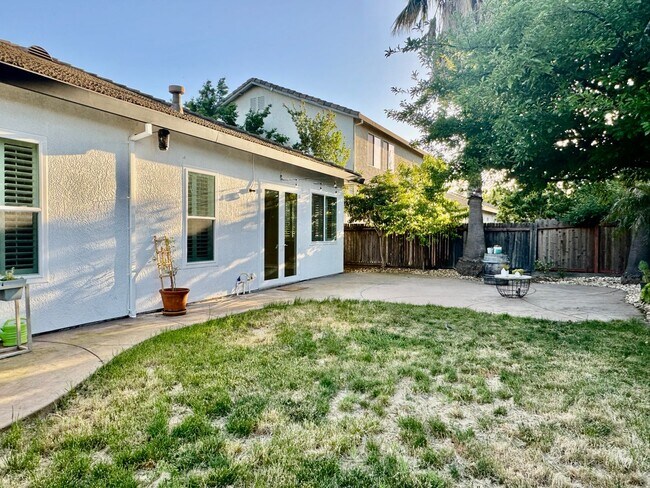 Building Photo - CLEAN AND SPACIOUS ONE STORY, 3 BED, 2 BATH, 2 CAR GARAGE IN WEST SACRAMENTO