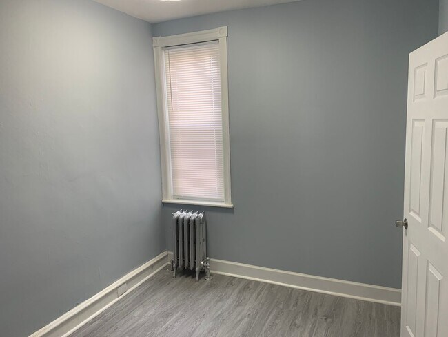 Building Photo - Spacious 3 Bed, 1.5 Bath Home – $1,795/Mon...