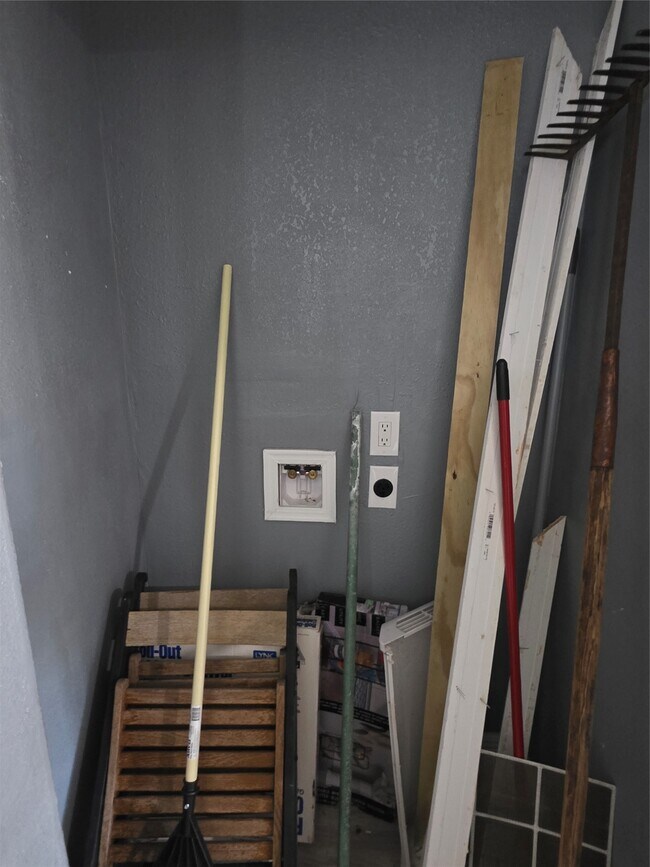 Building Photo - 9330 Chesterfield Dr