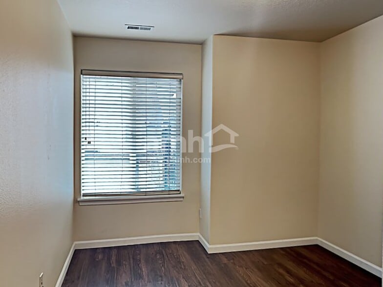 Building Photo - 1628 NE 10th Pl