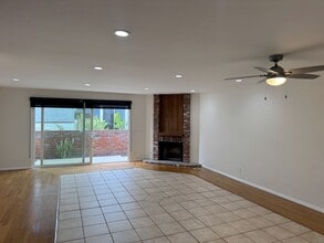 Building Photo - Beautifully Renovated 2 + 2.5 Santa Monica Condo townhouse