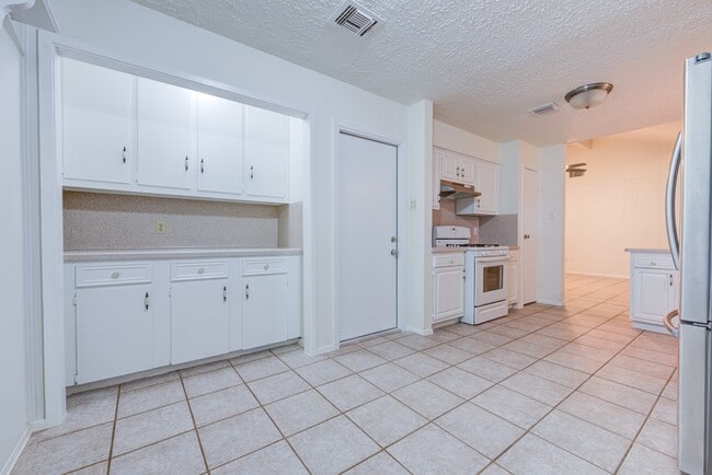 Building Photo - 2213 Baylor Dr