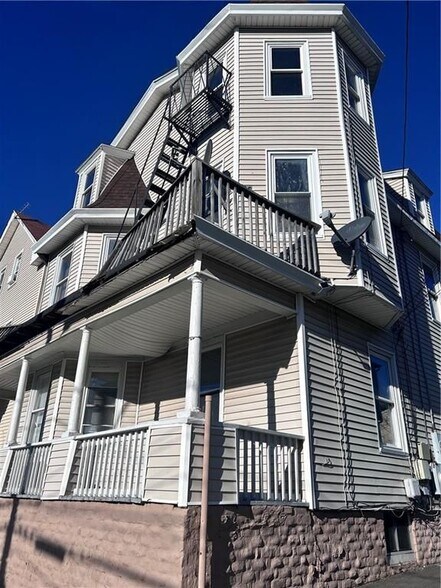 Primary Photo - 111 Burnett St