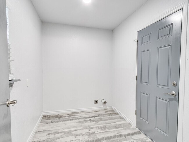 Building Photo - Freshly Renovated | 3 Bed | 2 Bath | Large...