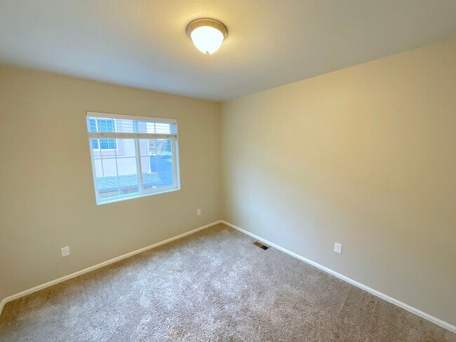 Building Photo - 3 Bedroom Townhome Available Near Barnes Rd & Peterson Rd!