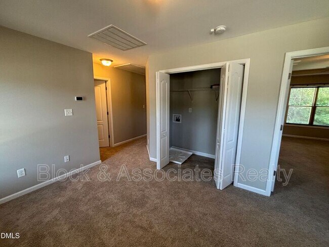 Building Photo - 438 Roanoke Dr