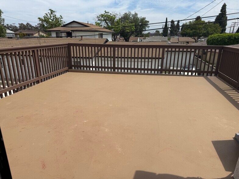Balcony - 11710 Walcroft St