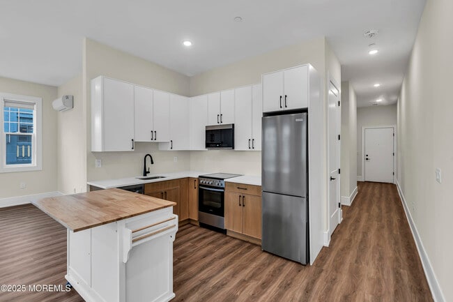 Building Photo - 527 Bangs Ave