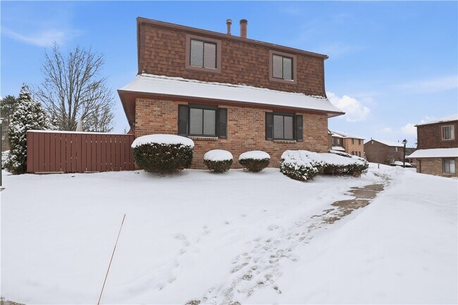 Building Photo - 456 Surrey Hill Way