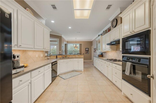 Building Photo - IMMEDIATE MOVE IN! Gorgeous 4 bedroom 3 ba...