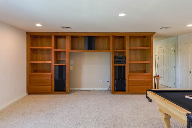 Building Photo - Stunning 6 Bedroom Home With Casita Pool H...