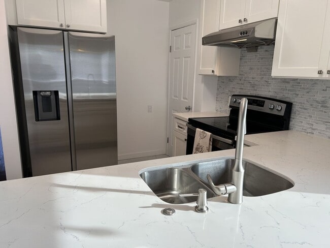 Building Photo - Well Maintained 3 Bedroom, 2 Bath Home