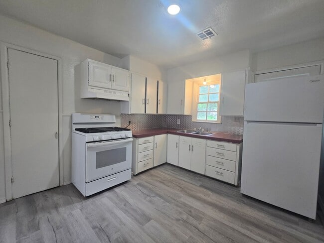 Building Photo - 3 Bed 1 Bath Home in Shawnee!