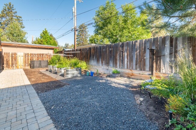 Building Photo - Quintessential Bend Living - 3 Bed | 2 Bat...