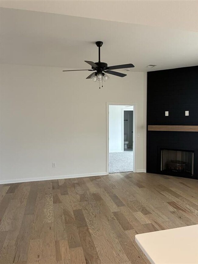 Building Photo - Beautiful 3 Bedroom, 2 Bathroom Home — Minutes from Fort Campbell and the 101st Parkway