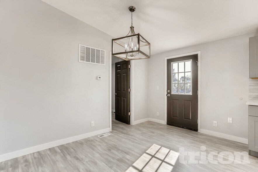 Building Photo - 1299 Mobile St