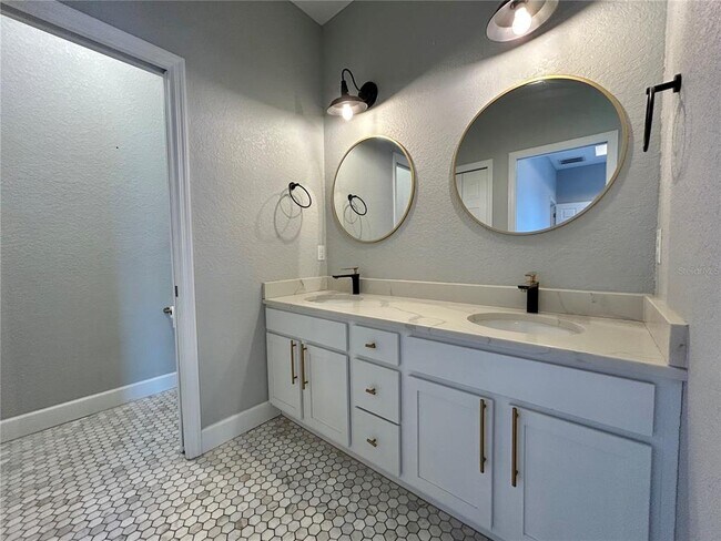 Building Photo - 1027 Campbell Ave