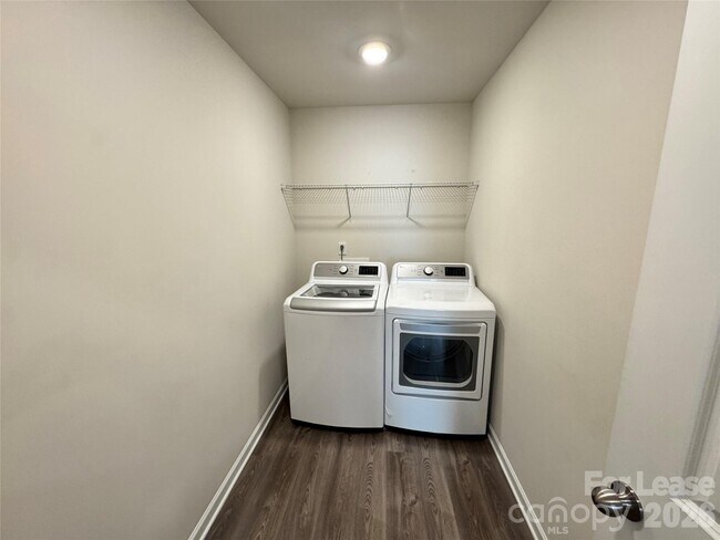 Building Photo - 2011 Weddington Pointe Dr