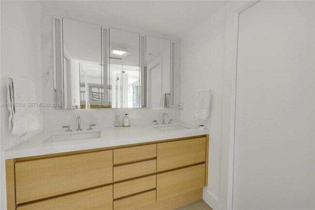 Building Photo - 3739 Collins Ave