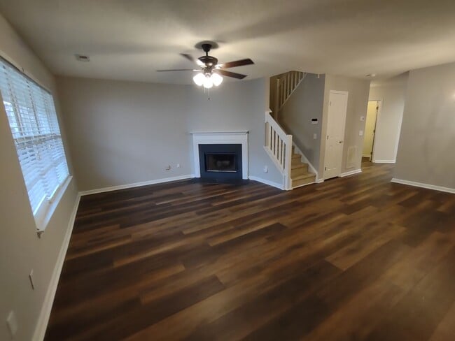 Building Photo - Move In Ready Townhome located in the Pres...