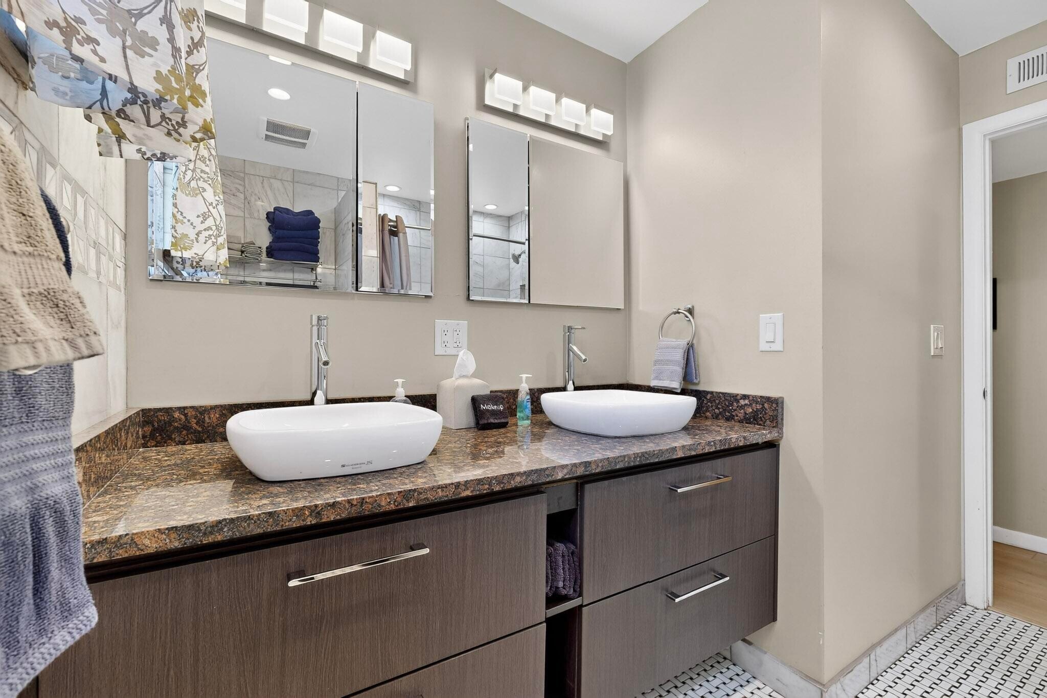 full bathroom off hallway - 4715 Marquette Ave NE