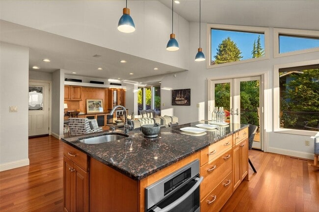 Building Photo - Kirkland View Home