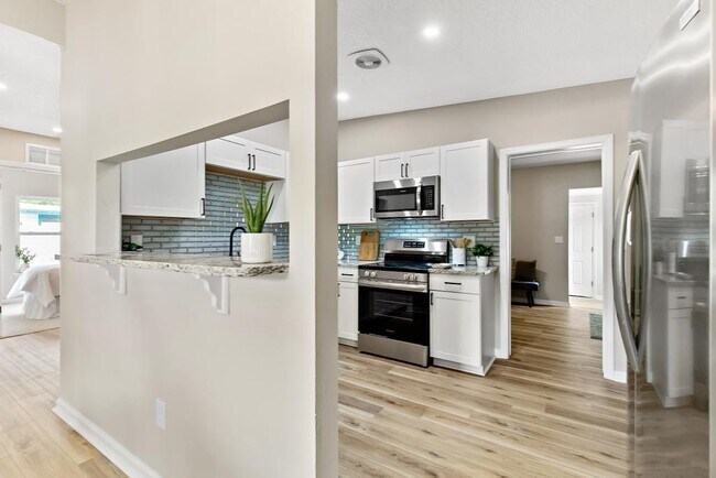 Building Photo - 3445 Eve Dr E