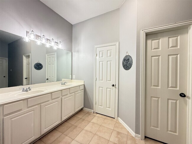 Building Photo - 26823 Lakeridge Park Ln
