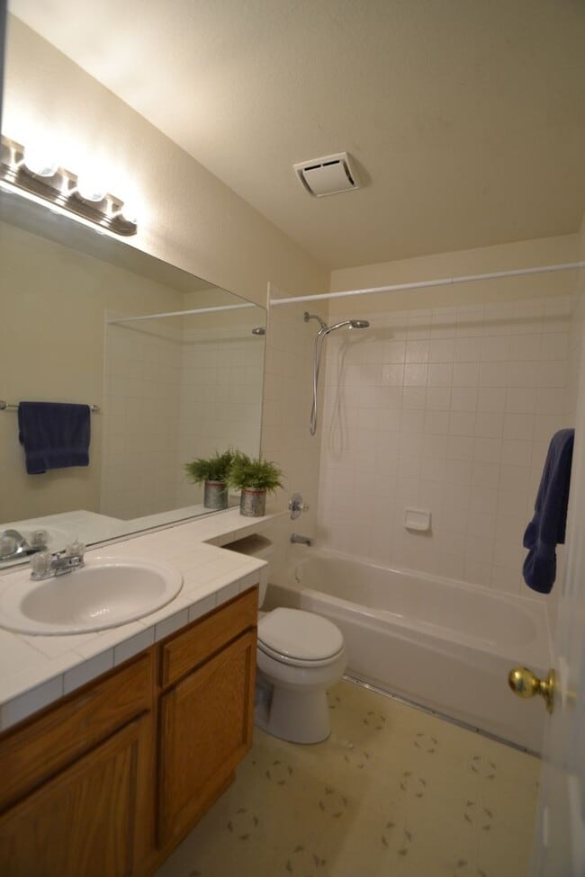 Building Photo - 815 Riverview Ln