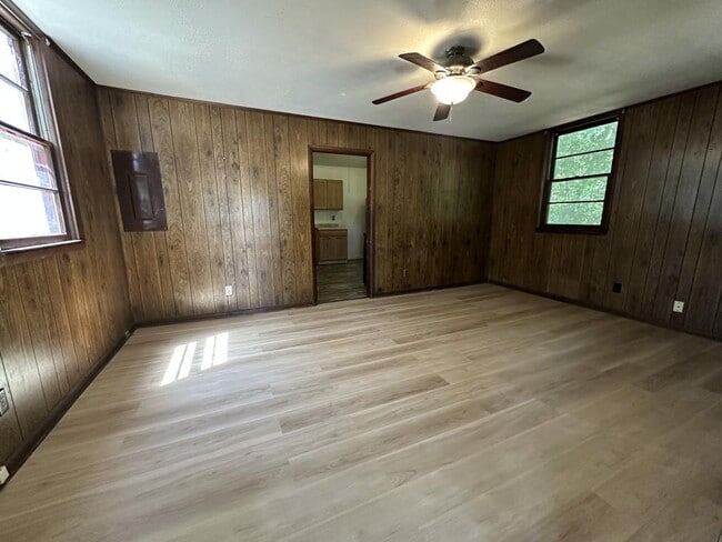 Building Photo - 2564 Lakeview Dr