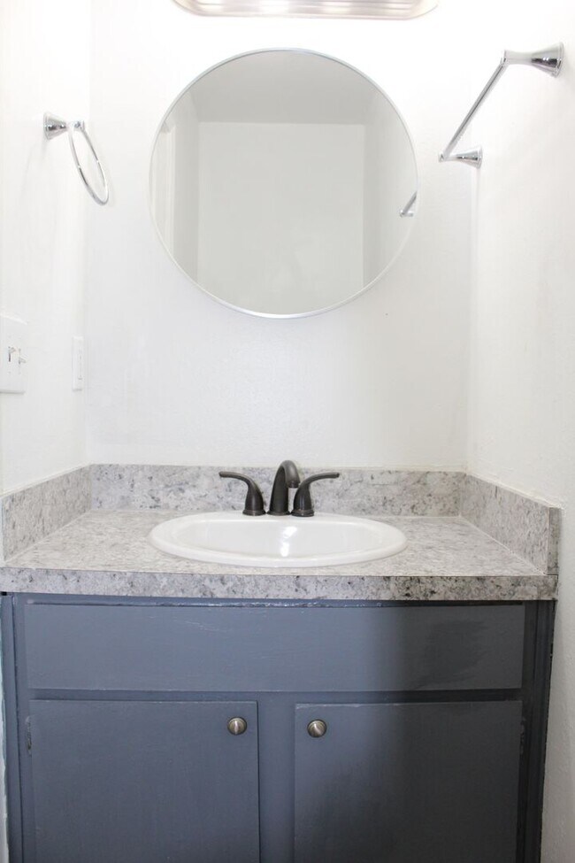 Building Photo - 2 bed & office on the South Side!