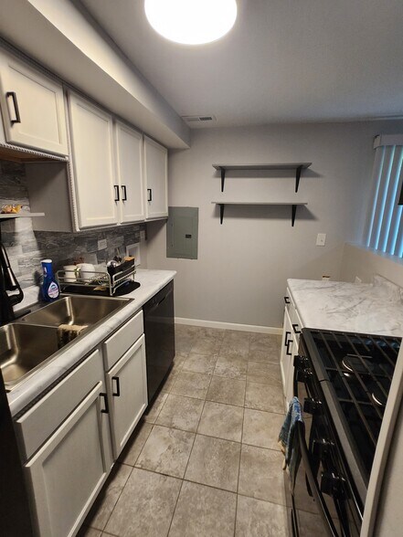 Galley kitchen area - 946 Morningside Ln